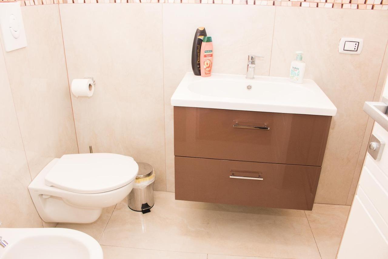 Barbaja Suites In Street Toledo 205 เนเปิลส์ ภายนอก รูปภาพ